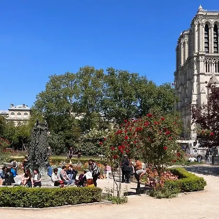 Tenderness At Notre Dame, Delacroix Apartamento
