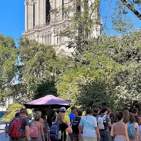 Tenderness At Notre Dame, Delacroix Apartamento