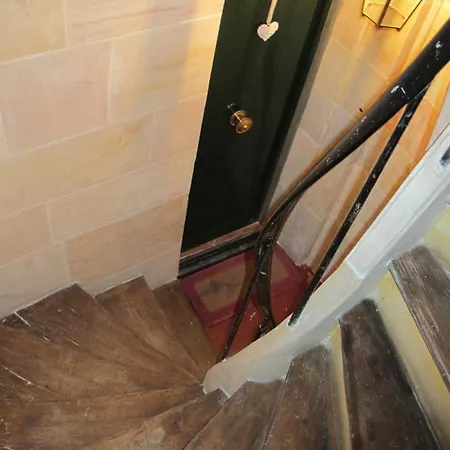 Appartement Tenderness At Notre Dame, Delacroix *
